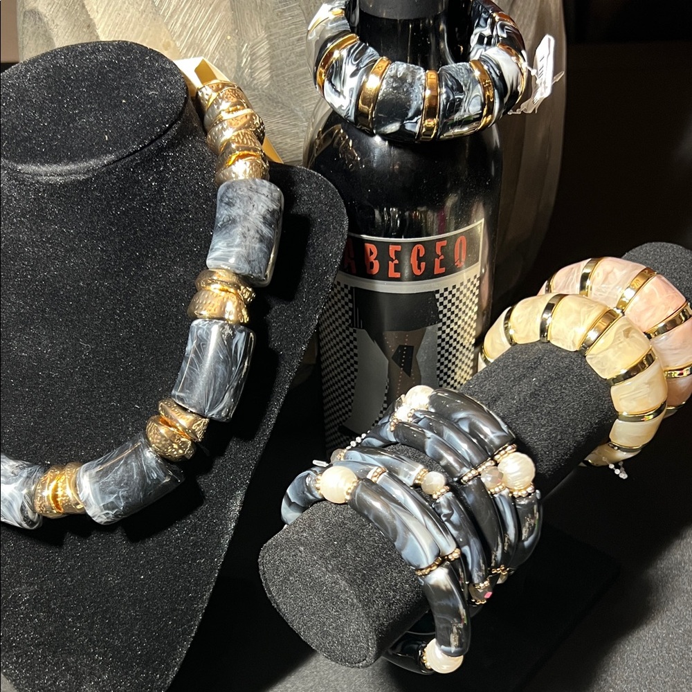 Elegant Gold and Black Women's Jewelry Set